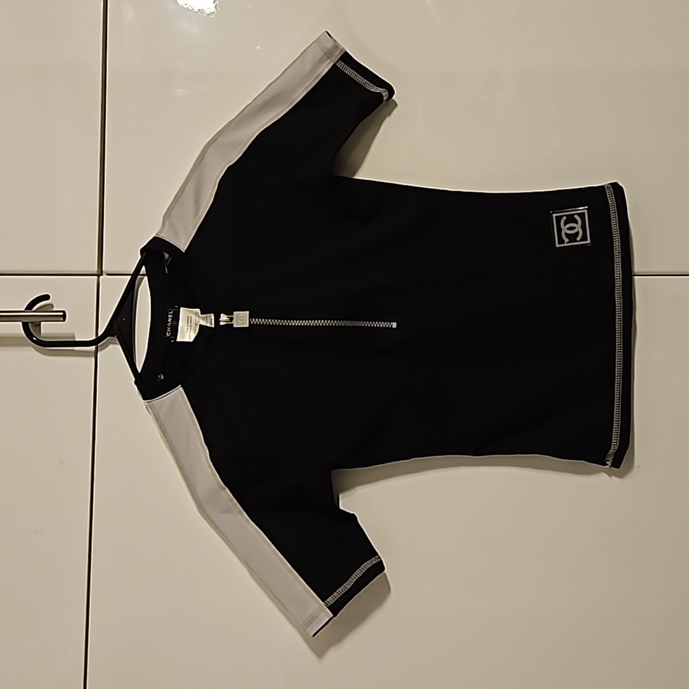 Chanel sports strachable short sleeves. Size 34.